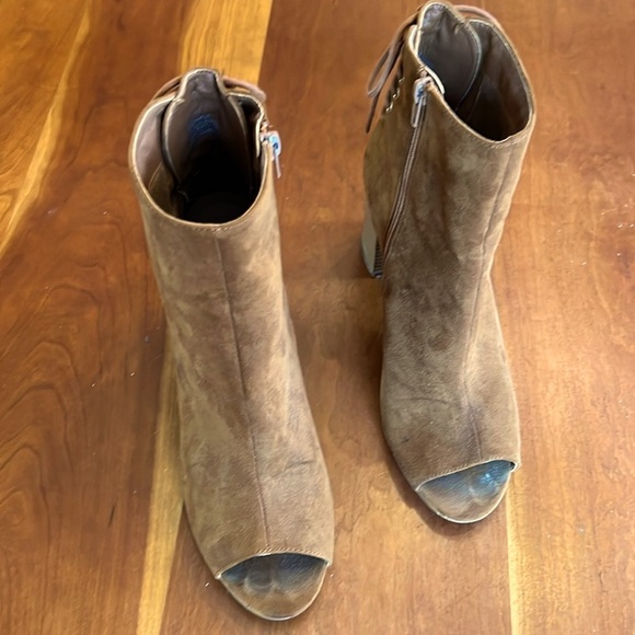 Caramel open toe booties with chunky heel, inside ankle zip, women’s sz 10 - Picture 2 of 9